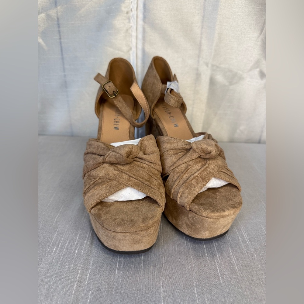 Get a Lift Platform Heel - Picture 3 of 10